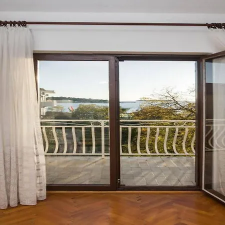 Apartman In Sibenik By Sandy Beaches *